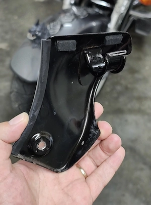 Capac metalic cabluri stânga (neck cover) Suzuki Intruder VL1500 1998-2004 - imagine 3