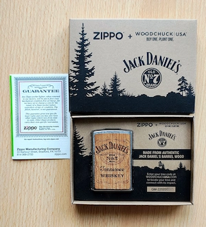 Brichetă Zippo nouă cu inserții de lemn din butoaie de Jack Daniels