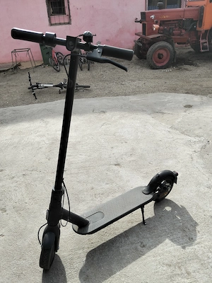 Vând trotineta electrica Xiaomi 