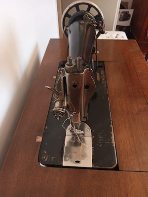 Mașină de cusut antică Singer (1910-1920) - Funcțională, model "Tiffany", masă și cadru fontă