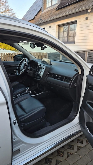 Mitsubishi Plug In Hibrid Outlander 2.0 PHEW AWD PLUS "keyless" - imagine 4