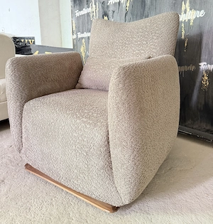 Fotoliu abstract cu bază decorativă din lemn