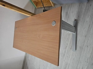 Birou in stare buna, cu tava pentru cabluri