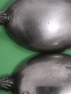 argint doua lingurițe si o moneda