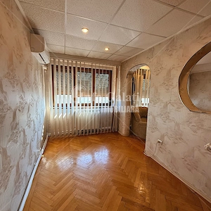 | Apartament cu 4 camere | CENTRU, Fata pe Valuri | 77.000 Euro | - imagine 2