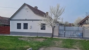 Vând casă intr-o zonă liniștită  - imagine 4