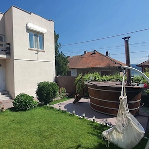 Închiriez pensiune complet utilată ideală pentru firme echipe (7 camere, 5 bai,16 locuri)