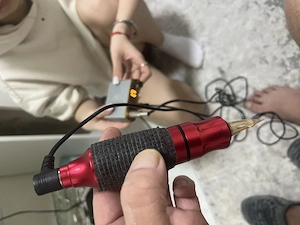 Aparat tatuat cu tot cu ustensile