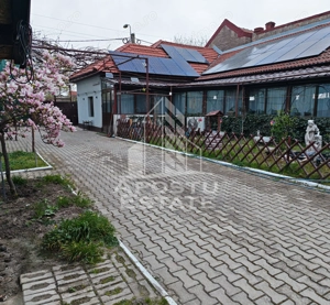 Casa individuala de vanzare, cu 4 camere si 2 garaje, zona Lipovei