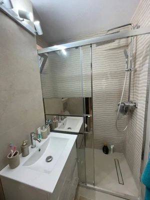 Apartament lux , mobilat ,3 camere, 70 mp utili, zona scoala 32 Craiovita noua  - imagine 11