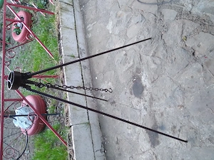 Vând trepied pentru ceaun .