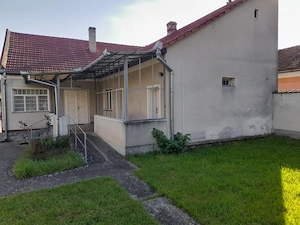 Imobil cu teren pentru birouri sau activități comerciale   Tileagd, centru  - imagine 8