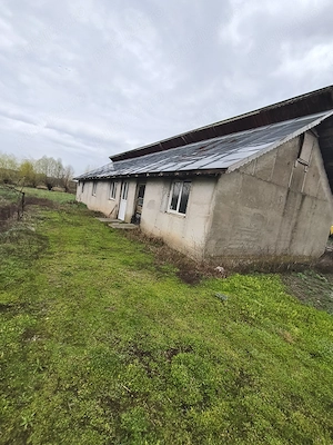 Vând casă cu teren la șosea 