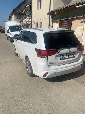 Mitsubishi outlander plug in hibrid  - imagine 5