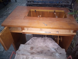 Vand masini de cusut vintage cu pedala
