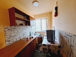 Langa Piata Doina. Bloc izolat. Etaj intermediar.  - imagine 2