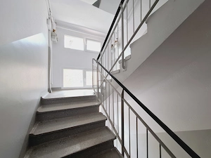 Langa Piata Doina. Bloc izolat. Etaj intermediar.  - imagine 3