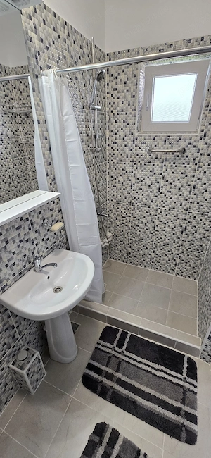 La 5 minute de stația de metrou Eroii Revolutiei  - imagine 6