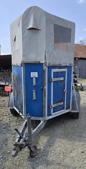 Remorca de transport animale tip furgonetă.