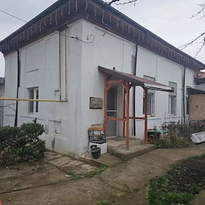Se oferă spre închiriere casă situată în :Ploiesti , zona 1   Mihai Viteazul.