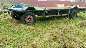 Vând platformă de 8 metri pt baloti  remorca agricola  pt tractor în stare foarte bună - imagine 3