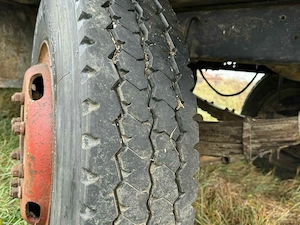 Vând platformă de 8 metri pt baloti  remorca agricola  pt tractor în stare foarte bună - imagine 4