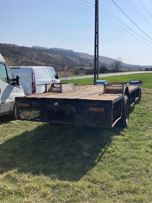 Vând platformă de 8 metri pt baloti  remorca agricola  pt tractor în stare foarte bună