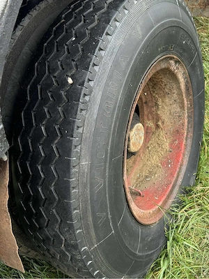 Vând platformă de 8 metri pt baloti  remorca agricola  pt tractor în stare foarte bună - imagine 5