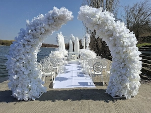 Închiriez mese și aranjamente florale 