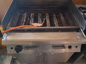 Vând grătar cu piatra vulcanica