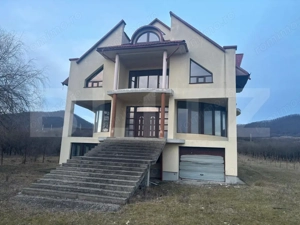 Casa de vanzare, cu 5 camere, 460 mp+teren 5800 mp, 10 km de Bistrita