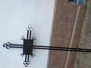 Vând grilaje pentru morminte și cruci din fier forjat.8