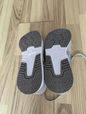  ASICS Numarul 42 ( 26,5 ) interior NOI 