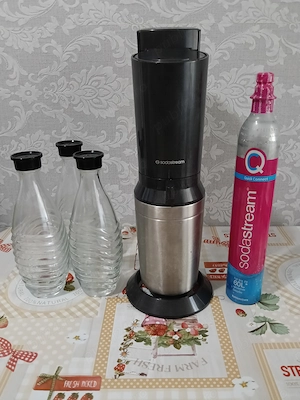 Vând urgent , aparat de făcut apa minerala.