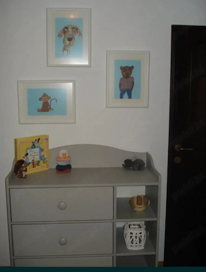 Comoda cu 3 sertare si și un dulap IKEA pentru camera copilului 