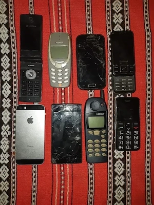 vând 8 telefoane defecte 