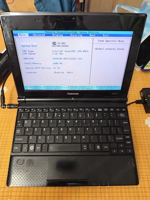 vand mini TV laptop toshiba nb500 cu SIM cartela
