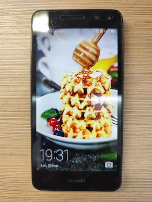 vand telefon huawei Y6 4g cu folie pe ecran TV sau camera supraveghere