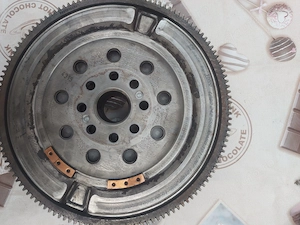 piese originale   opel astra J 1.6 100KW 136 CP AN 2016   VOLANTA cu masa dubla  850 LEI   cod  1011 - imagine 2