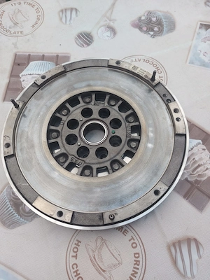 piese originale   opel astra J 1.6 100KW 136 CP AN 2016   VOLANTA cu masa dubla  850 LEI   cod  1011