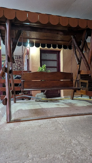 Leagăn rustic din lemn cu acoperis