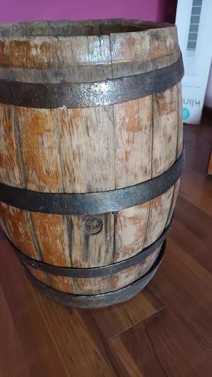 Butoi vechi din 1829 cu simbol coroană regală   piesă decorativă   colecție