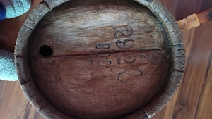 Butoi vechi din 1829 cu simbol coroană regală   piesă decorativă   colecție