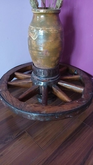 Piesă rustică: roată căruță + vază din lut