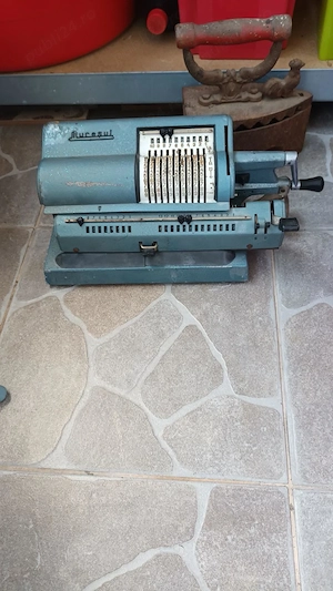 Mașină de calcul mecanică vintage