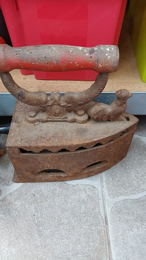 Set obiecte vechi autentice   fier de călcat vintage + bidon emailat + linguri lemn   decor rustic