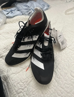 Vând adidasi noi  pentru atletism. Fără cuie 