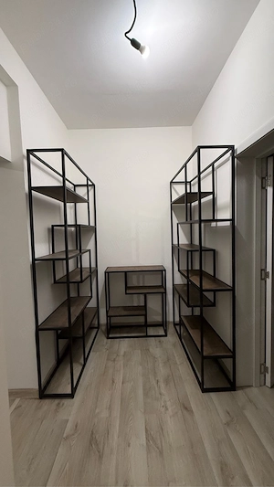 Vând set de rafturi metalice   în stare excelentă