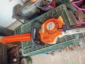 Vând drujba Sthil HS45 pentru gard viu 