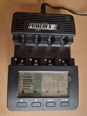 Vând Maha Powerex MH C9000   încărcător analizator AA AAA   stare excelentă